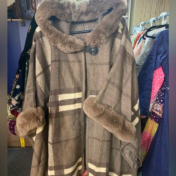 Beautiful poncho - Picture 2 of 2